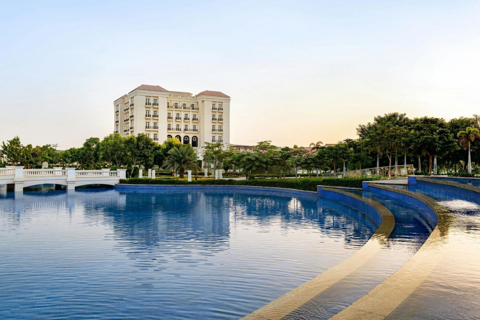 Отель The St Regis New Capital Каир Экстерьер фото View of the lake at the heart of the community